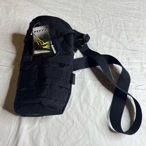 NWT FLYYE  - VERTICAL-TYPE BUCKET BAG (BLACK)